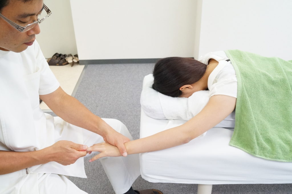 手のマッサージ