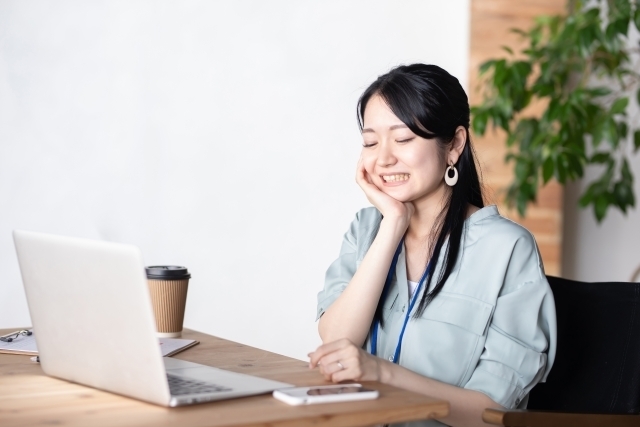 歯ぎしりする女性